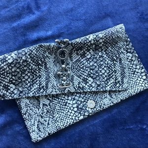SNAKESKIN PRINT CLUTCH SNAP CLOSURE